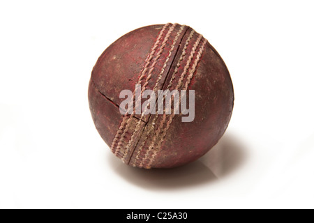 Cricket ball en cuir rouge isolé sur fond blanc un studio. Banque D'Images