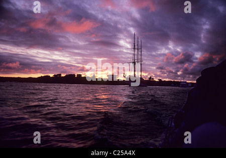 À l'ancre au large de Puerto Ayora au coucher du soleil. Santa Cruz. Îles Galapagos. Ciel du soir en colère. Banque D'Images