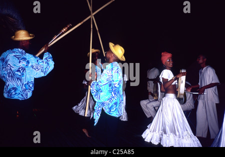 Les spectacles de danse Sega de nuit, par la plage, pour les touristes à l'hôtel Les Pavillons. L'île Maurice. Banque D'Images