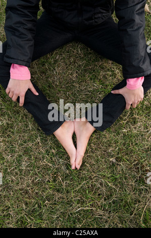 Close up of female university student jambes couché sur le campus Banque D'Images