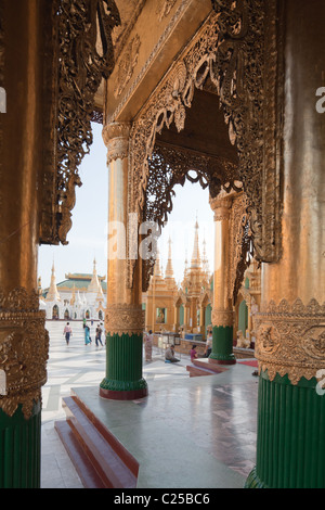 De l'intérieur le plus grand temple bouddhiste de la pagode Shwedagon, Rangoon, Birmanie. Banque D'Images