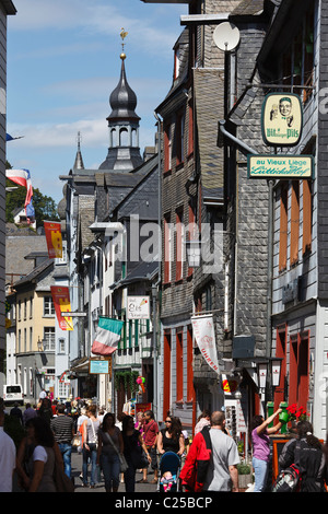 Une rue animée de Monschau, Aix-la-Chapelle , Rhénanie du Nord-Westphalie, Allemagne Banque D'Images