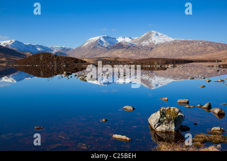 Montagnes couvertes de neige autour de Lochan na h-Achlaise Rannoch Moor Argyll et Bute Highlands écossais UK GB EU Europe Banque D'Images