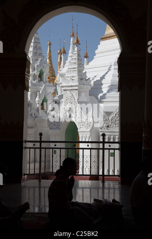 De l'intérieur le plus grand temple bouddhiste de la pagode Shwedagon avec femme en prière, à Rangoon, Birmanie. Banque D'Images