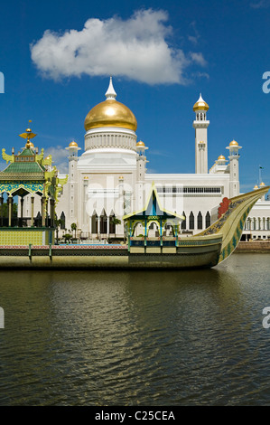 Le sultan Omar Ali Saifuddien Mosque avec royal barge Bandar Seri Begawan, Brunei. Banque D'Images