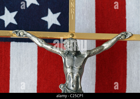 Un Crucifix avec un drapeau américain en arrière-plan. Ce Crucifix jeter sur le cercueil d'un ancien combattant de la guerre américaine. Banque D'Images