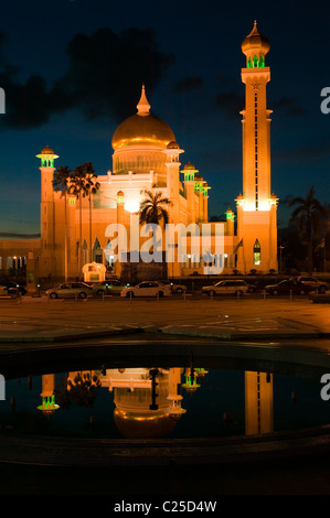 Le sultan Omar Ali Saifuddien Mosque, Bandar Seri Begawan, Brunei au crépuscule. Banque D'Images