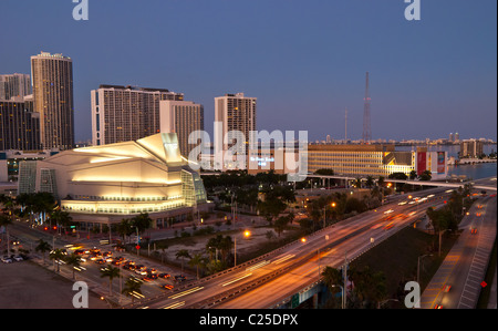 Adrienne Arsht trafic entourant le Centre for the Performing Arts à Miami, Floride, USA Banque D'Images