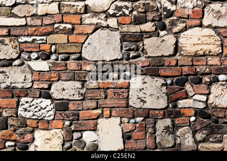 Un vieux mur construit avec une variété de matériaux Banque D'Images