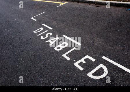 Un stationnement pour handicapés. Voir C25F11 pour la direction à faire face. Banque D'Images