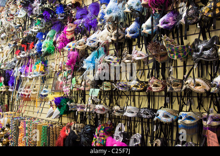 Les masques de Mardi gras et des perles en vente sur l'affichage à un magasin dans le quartier français de La Nouvelle-Orléans Banque D'Images