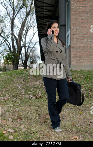 Femme, marche, campus, vert, parc, smiling, dame, parler, parler, discuter, bavarder, faire, faire, un appel, université, entreprise, Banque D'Images