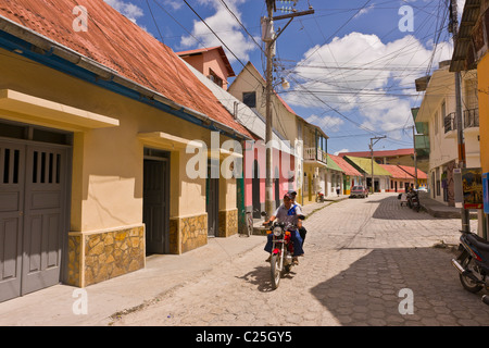 FLORES, GUATEMALA - Moto sur rue dans village colonial de Flores. Banque D'Images