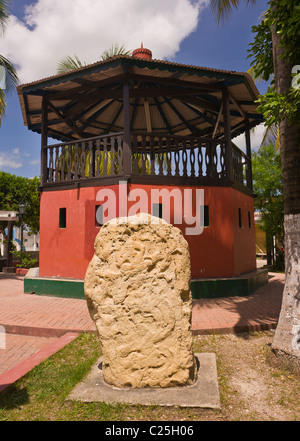 FLORES, GUATEMALA - Statue et pavillon, dans la ville coloniale de Flores. Banque D'Images