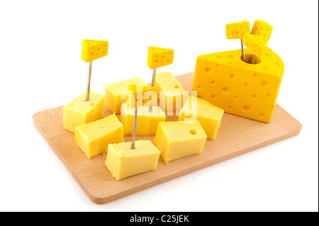 Des cubes de fromage avec picks sur une planche en bois Banque D'Images