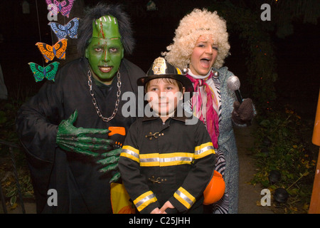 Maman et papa avec fireman fils l'observation et le traitement de l'Halloween. St Paul Minnesota MN USA Banque D'Images