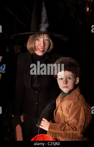 Mère et fils habillé comme une sorcière très attrayant et Daniel Boone pour Halloween et le traitement. St Paul Minnesota MN USA Banque D'Images