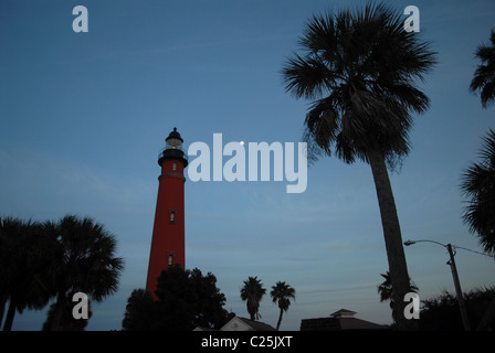 La lune se lève derrière un phare de Ponce Inlet, Florida Banque D'Images