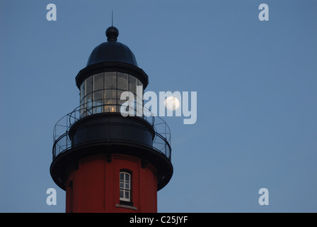 La lune se lève derrière un phare de Ponce Inlet, en Floride. Banque D'Images