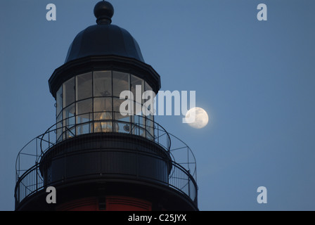 La lune se lève derrière un phare de Ponce Inlet, Florida Banque D'Images