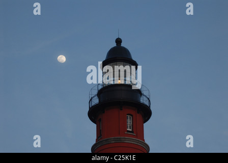 La lune se lève derrière un phare de Ponce Inlet, Florida Banque D'Images