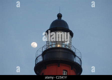 La lune se lève derrière un phare de Ponce Inlet, Florida Banque D'Images