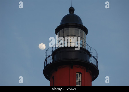 La lune se lève derrière un phare de Ponce Inlet, Florida Banque D'Images