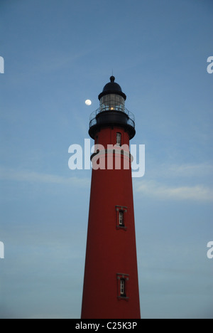 La lune se lève derrière un phare de Ponce Inlet, Florida Banque D'Images