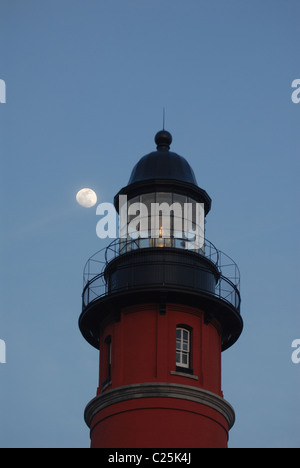 La lune se lève derrière un phare de Ponce Inlet, en Floride. Banque D'Images