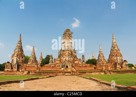 Ruines du temple de Wat Chai Wattanaram au site du patrimoine mondial de l'Unesco d'Ayutthaya en Thaïlande Banque D'Images