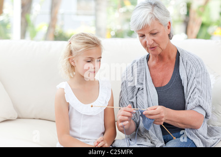 Avec sa petite-fille tricot senior Banque D'Images