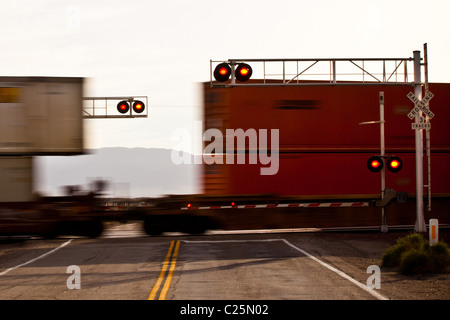 Les trains de passer le passage à niveau de BNSF Autoroute Nationale sur les sentiers et Amboy Road le long de la vieille Route 66 dans la région de désert de Mojave Banque D'Images