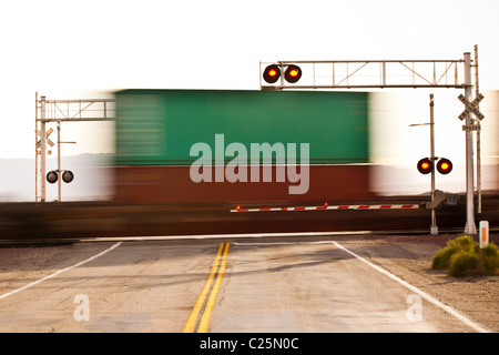 Les trains de passer le passage à niveau de BNSF Autoroute Nationale sur les sentiers et Amboy Road le long de la vieille Route 66 dans la région de désert de Mojave Banque D'Images