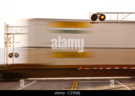 Les trains de passer le passage à niveau de BNSF Autoroute Nationale sur les sentiers et Amboy Road le long de la vieille Route 66 dans la région de désert de Mojave Banque D'Images