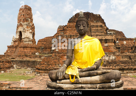 Statue de Bouddha assis de Wat Ratchaburana et Wat Ratburana dans le parc historique d'Ayutthaya, Thaïlande Banque D'Images