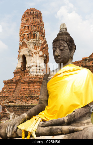 Statue de Bouddha assis de Wat Ratchaburana et Wat Ratburana dans le parc historique d'Ayutthaya, Thaïlande Banque D'Images