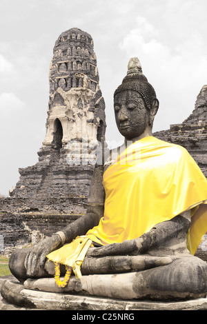 Statue de Bouddha assis de Wat Ratchaburana et Wat Ratburana dans le parc historique d'Ayutthaya, Thaïlande Banque D'Images