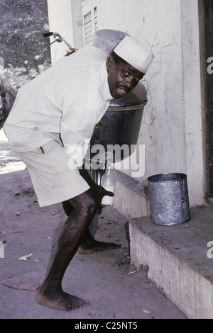 Zanzibar, Tanzanie. Lait de Stone Town l'homme. Cette méthode de livraison est toujours en usage jusqu'en 2010. Juillet 1971. Banque D'Images