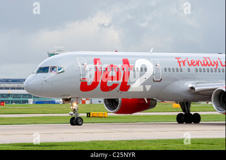 Un Jet2.com se prépare au décollage des aéronefs à l'aéroport de Manchester Banque D'Images