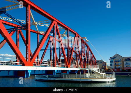 Rouge, blanc et bleu pont enjambant un quai sur les Quais de Salford, près de Manchester, Angleterre Banque D'Images