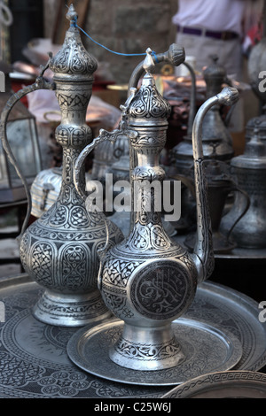 Gros plan de cafetières turques à vendre sur le marché de Yalikavak, péninsule de Bodrum, Turquie Banque D'Images