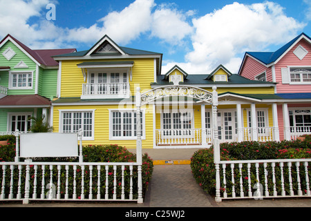 Maisons en bois peintes de couleurs des Caraïbes à Samana resort, République Dominicaine Banque D'Images