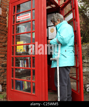 Woodborough Échange de livres dans une ancienne cabine téléphonique dans le village de Woodborough, Nottinghamshire, Angleterre, Royaume-Uni Banque D'Images