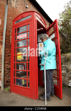 Woodborough Échange de livres dans une ancienne cabine téléphonique dans le village de Woodborough, Nottinghamshire, Angleterre, Royaume-Uni Banque D'Images