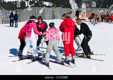 L'école de ski sur les pistes à Comallempla, Arinsal, domaine skiable de Vallnord, Andorre Banque D'Images