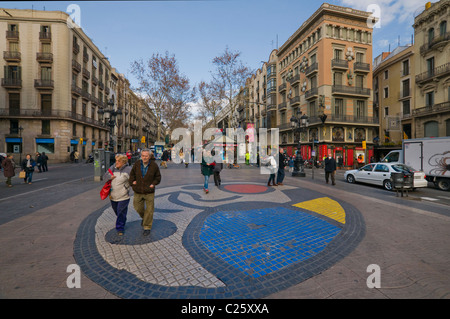 Las Ramblas. Mosaïque de la chaussée par l'artiste catalan Joan Miró en face de l'immeuble,Bruno Quadras,Barcelone,ESPAGNE Catalogne Banque D'Images