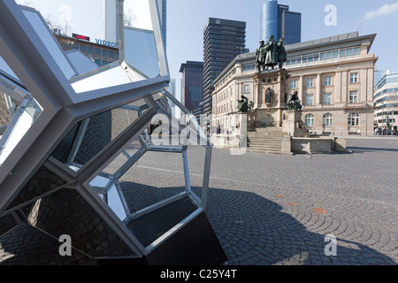 Deux œuvres d'art avec plus de 150 ans entre eux, sur la place Goetheplatz, Francfort, avec l'horizon de la ville derrière Banque D'Images