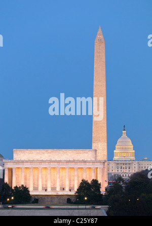 Voir de célèbres monuments historiques le long du National Mall à Washington DC. De gauche à droite (et de premier plan à l'arrière-plan) est le Lincoln Memorial, le Washington Monument, et US Capitol Building. La photo est prise de près de l'Iwo Jima Memorial d'Arlington, VA, à l'Est à travers le fleuve Potomac. La distance entre le Lincoln Memorial et le Capitole est à 2,3 milles--long téléobjectif utilisé compresse la distance. Banque D'Images