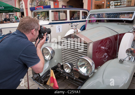 Prendre des photos de l'esprit de l'Ecstasy sur mascot 1927 Vingt Rolls-Royce 20HP à R-R Club meeting, Świdnica, Silésie, Pologne Banque D'Images