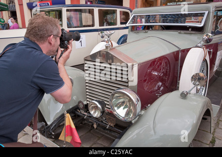 Prendre des photos de l'esprit de l'Ecstasy sur mascot 1927 Vingt Rolls-Royce 20HP à R-R Club meeting, Świdnica, Silésie, Pologne Banque D'Images